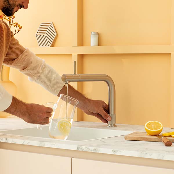 Smarter Wassehahn von Quooker eingebaut in einer modernen Spüle